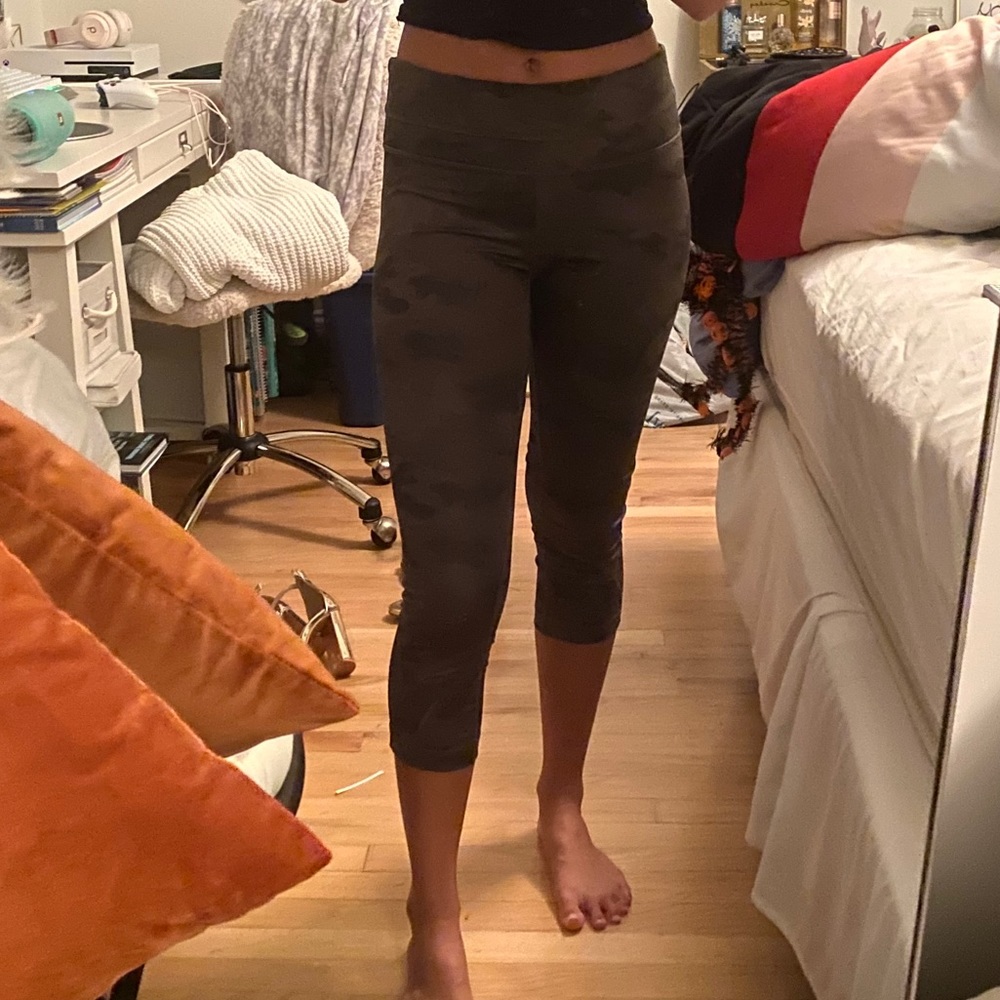 LULULEMON | CROPPED LEGGINGS